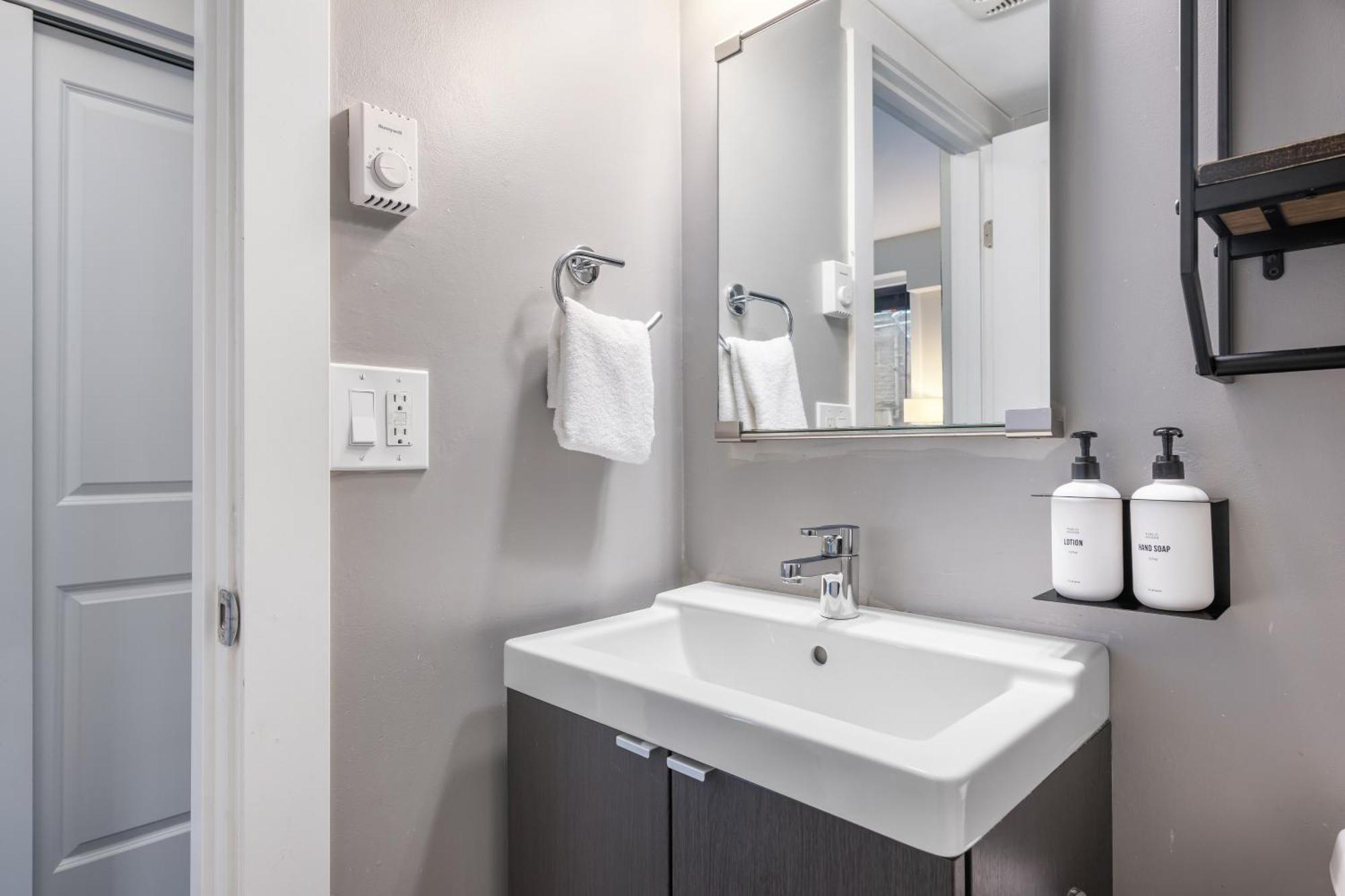 Oxford Apartment By At Mine Hospitality Seattle Esterno foto