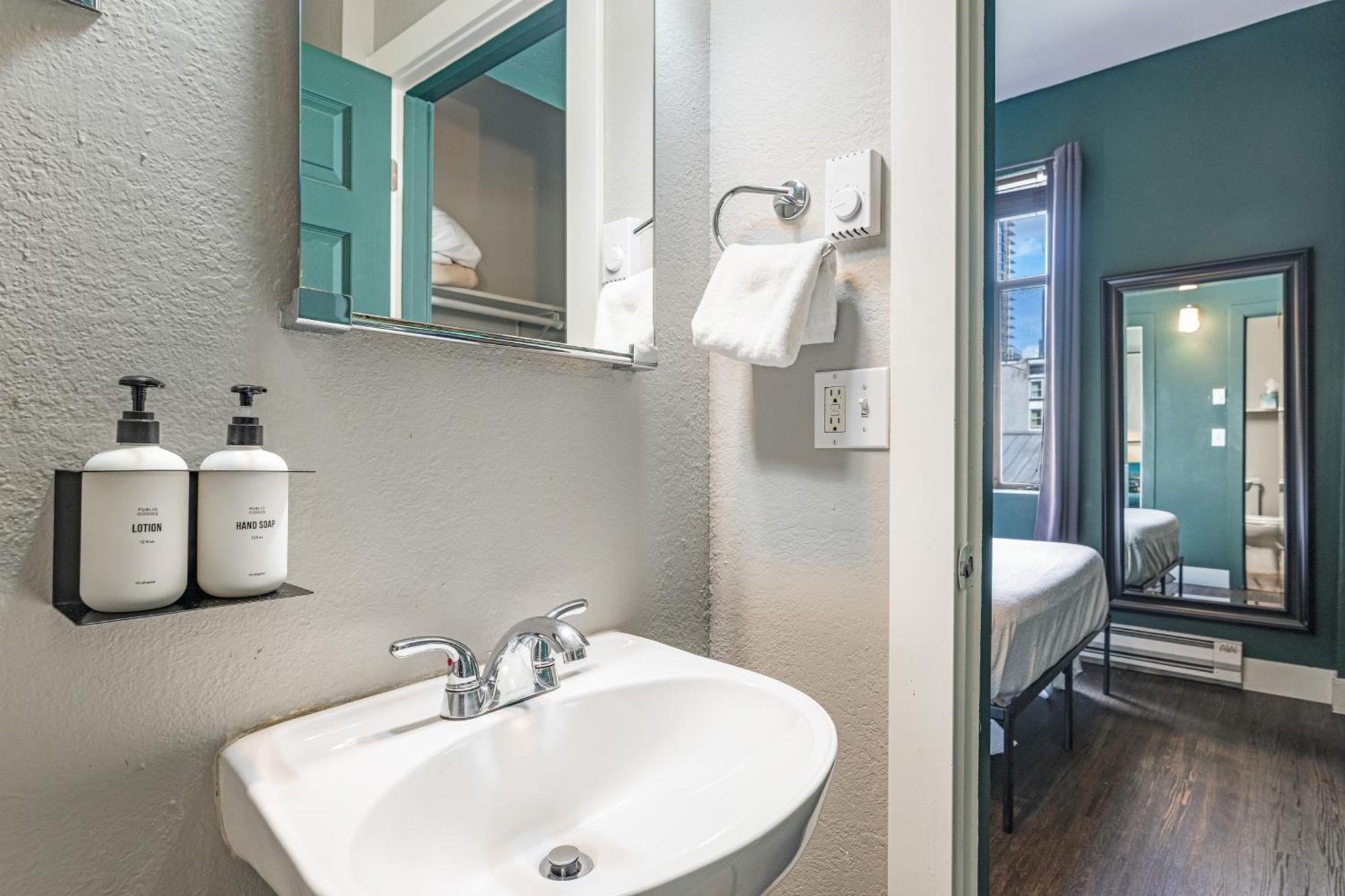 Oxford Apartment By At Mine Hospitality Seattle Esterno foto